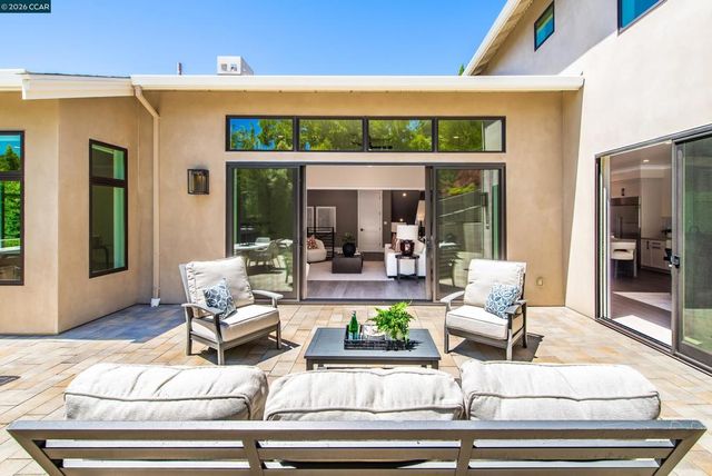 84 Mossbridge Lane, Orinda, CA 94563