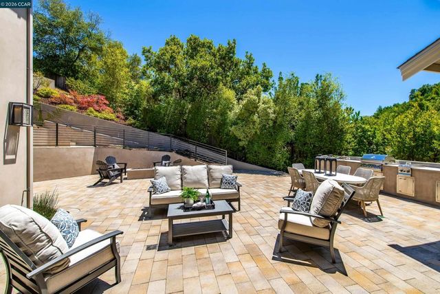 84 Mossbridge Lane, Orinda, CA 94563