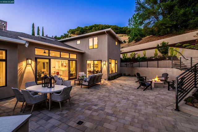 84 Mossbridge Lane, Orinda, CA 94563