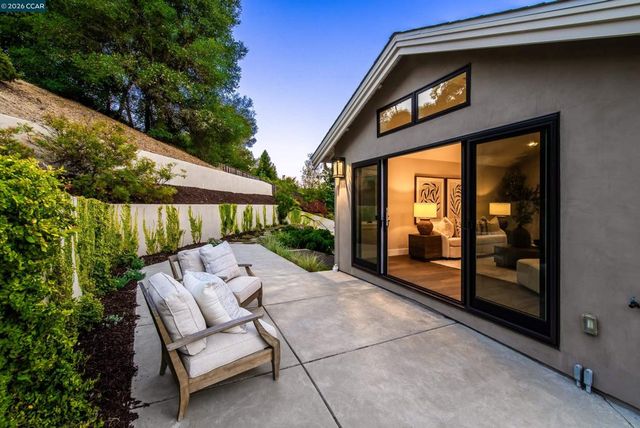 84 Mossbridge Lane, Orinda, CA 94563