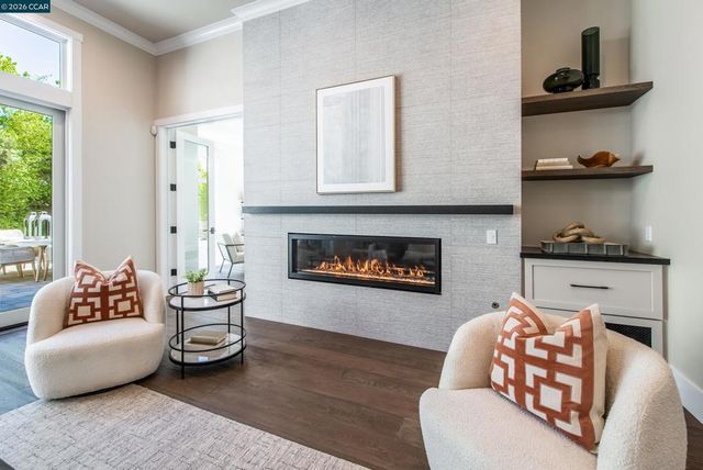 84 Mossbridge Lane, Orinda, CA 94563