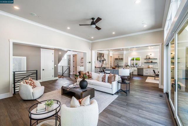 84 Mossbridge Lane, Orinda, CA 94563