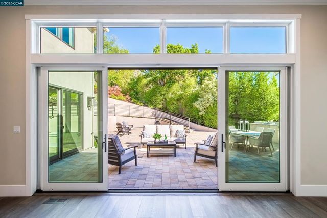 84 Mossbridge Lane, Orinda, CA 94563