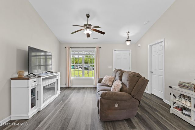 120 Blossom Court, Maple Hill, NC 28454