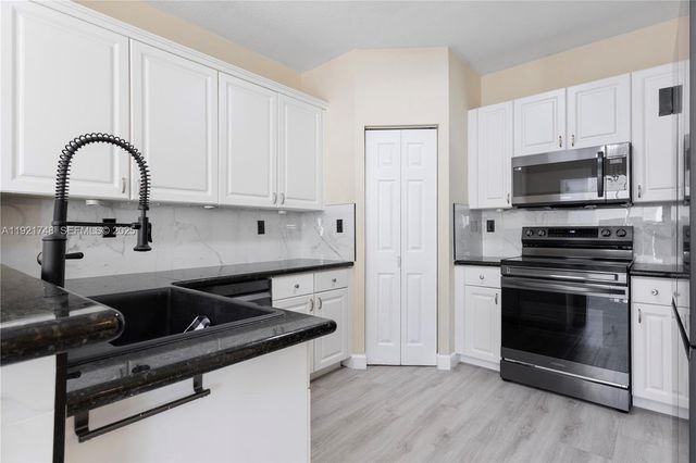 7257 NW 113th Pl, Doral, FL 33178