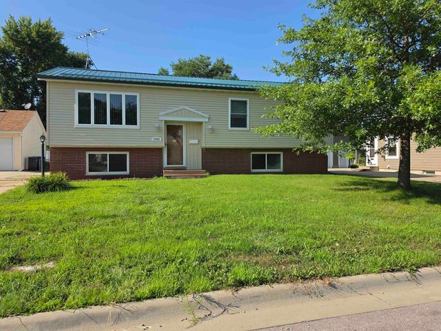 1662 Oakwood Drive, Waterloo, IA 50703
