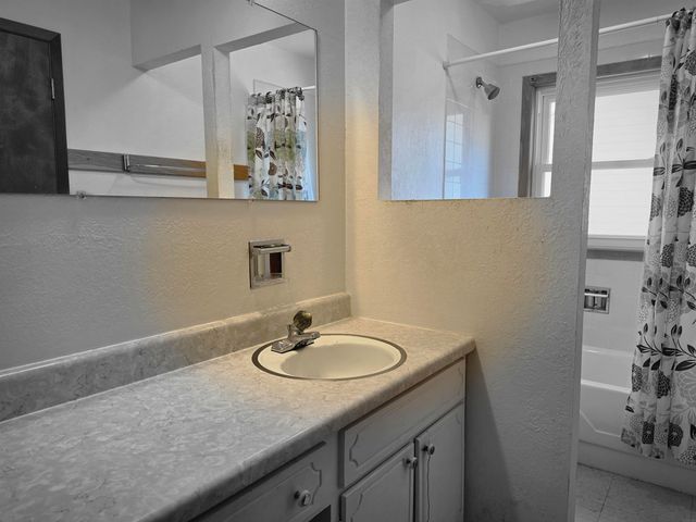1662 Oakwood Drive, Waterloo, IA 50703