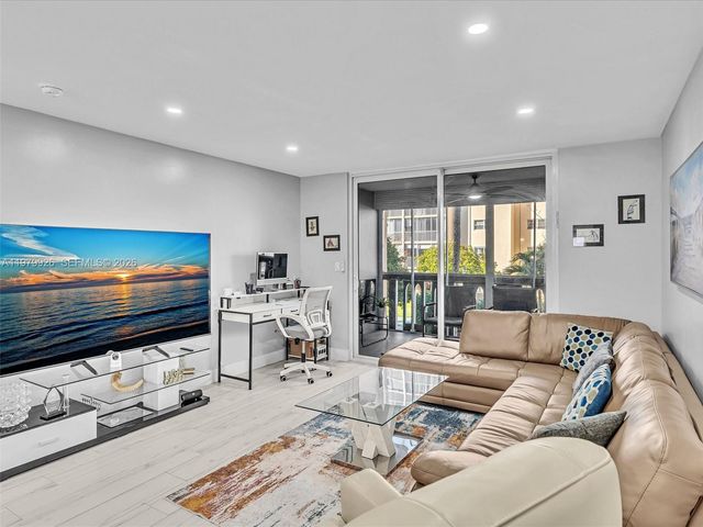 610 NE 12th Ave 203, Hallandale Beach, FL 33009