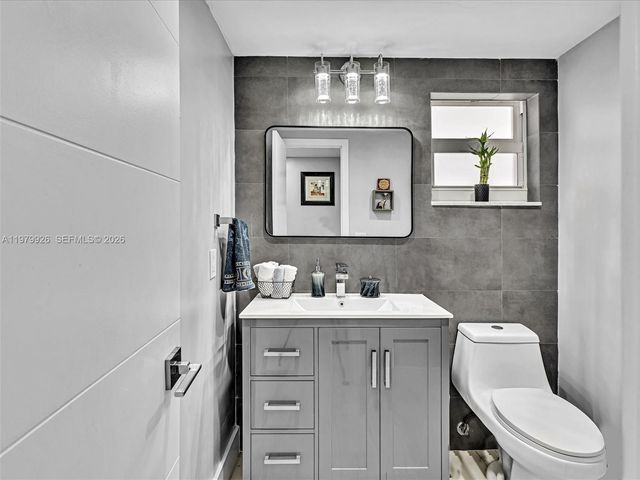 610 NE 12th Ave 203, Hallandale Beach, FL 33009