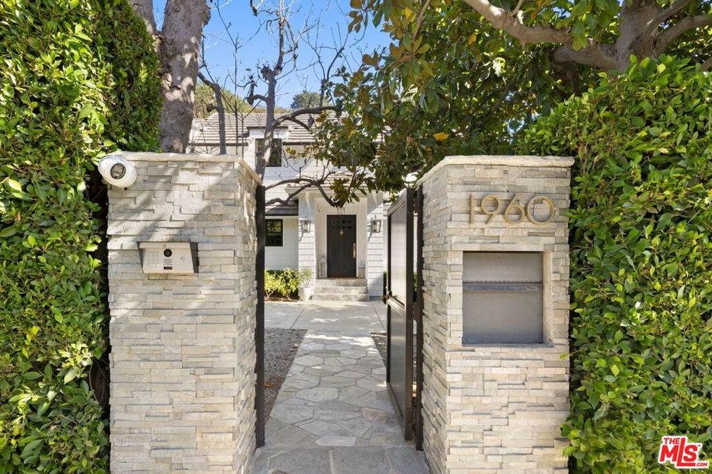 Image 1 of property listing at 1960 Coldwater Canyon Dr, Beverly Hills, CA 90210
