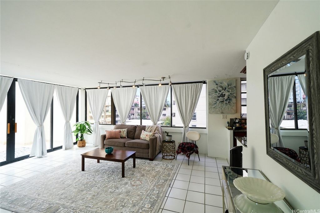 2410 Cleghorn Street 502, Honolulu, HI 96815