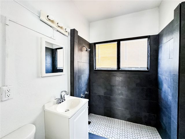 519 S Carancahua St, Corpus Christi, TX 78401