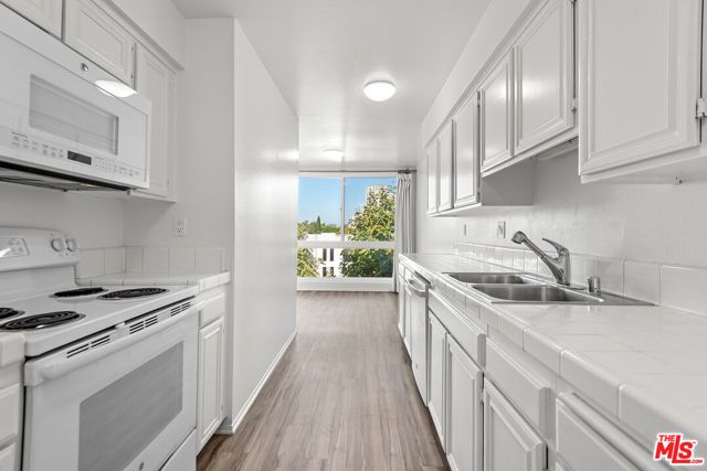1340 S Beverly Glen Boulevard 313, Los Angeles, CA 90024