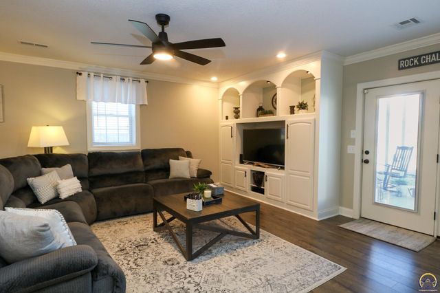 2225 Mt Vernon Ter, Emporia, KS 66801