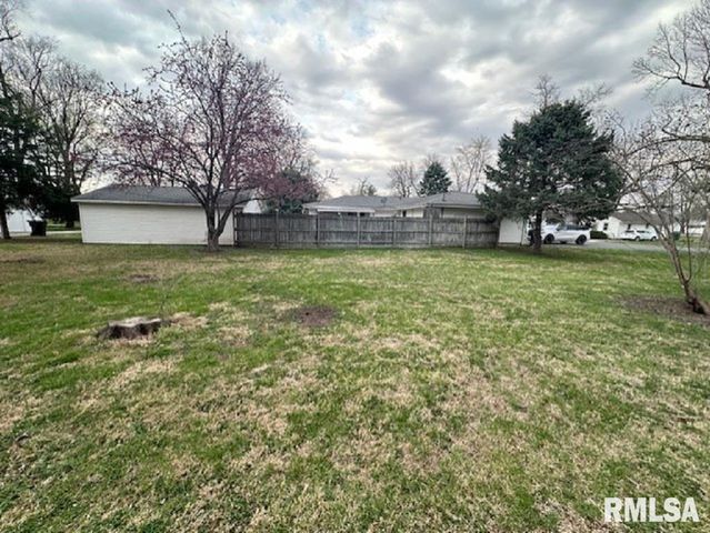 705 N SILVER Street, Taylorville, IL 62568