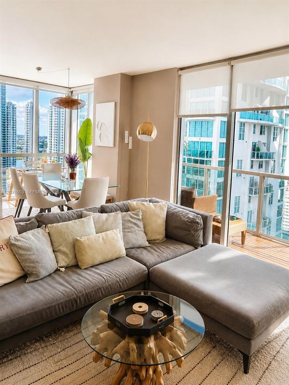 55 SE 6th St 3001, Miami, FL 33131
