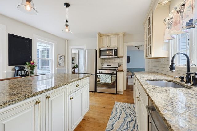 14 Mayhew St, Hopkinton, MA 01748