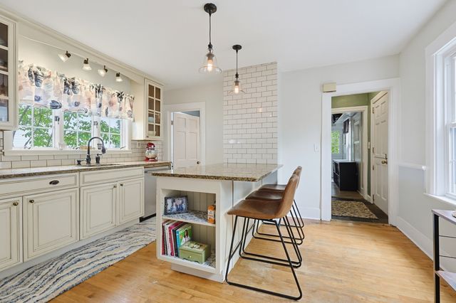 14 Mayhew St, Hopkinton, MA 01748