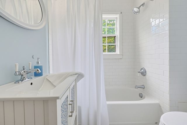 14 Mayhew St, Hopkinton, MA 01748