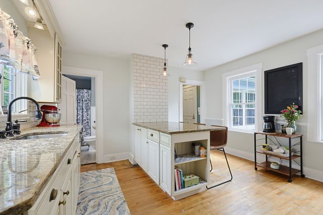 14 Mayhew St, Hopkinton, MA 01748