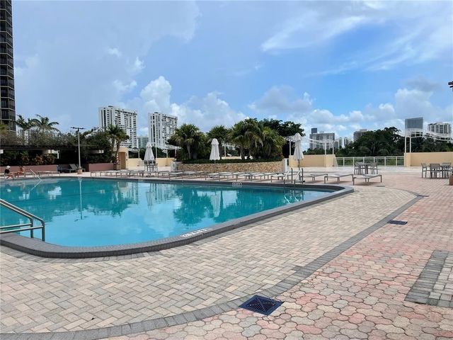 20301 W Country Club Drive 1127, Aventura, FL 33180