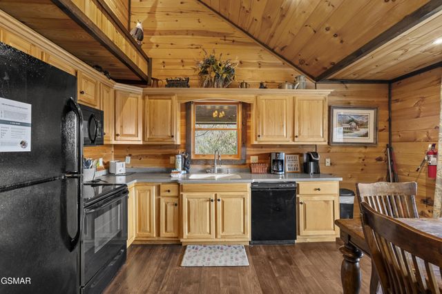 1625 Bear Claw Way, Sevierville, TN 37862