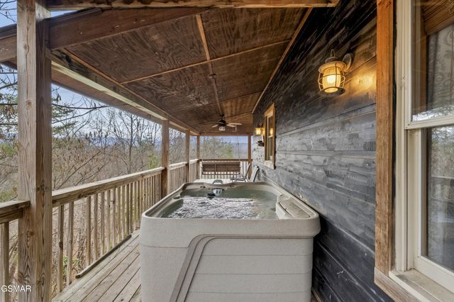 1625 Bear Claw Way, Sevierville, TN 37862