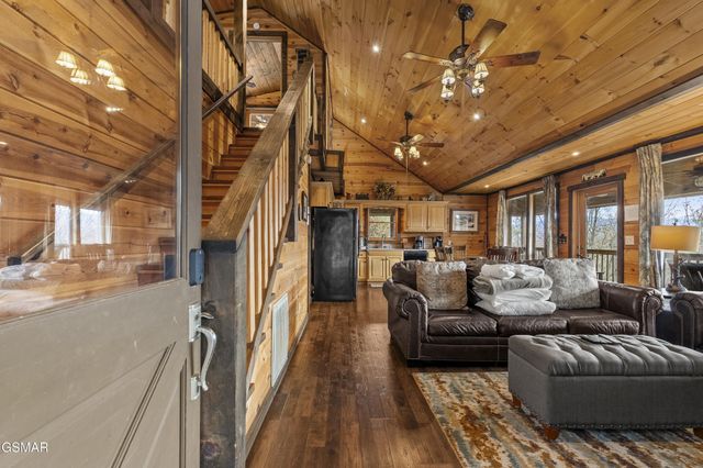 1625 Bear Claw Way, Sevierville, TN 37862