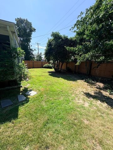 2 Upton St, Fairhaven, MA 02719