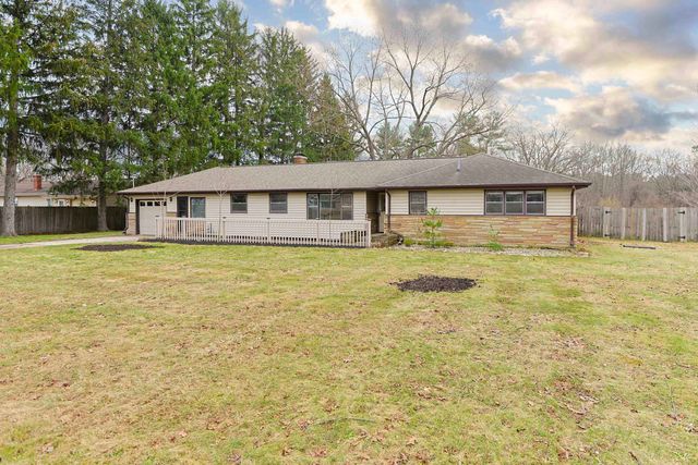 55136 Sundown Road, South Bend, IN 46628