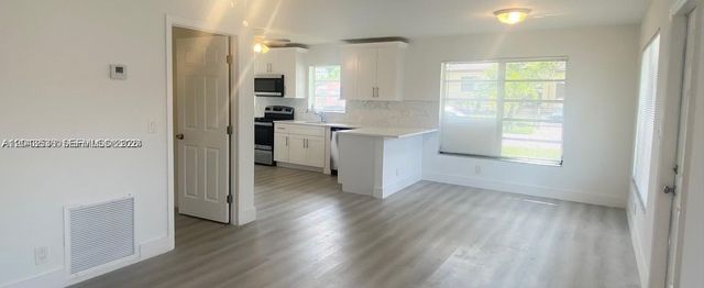 1005 NE 2nd St, Hallandale Beach, FL 33009