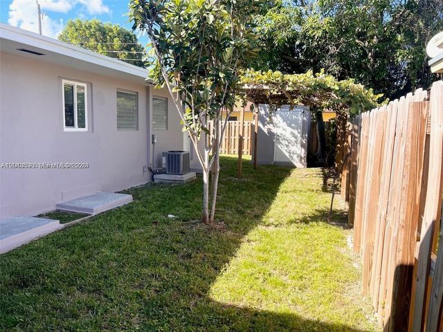 1005 NE 2nd St, Hallandale Beach, FL 33009
