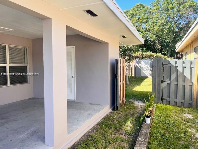 1005 NE 2nd St, Hallandale Beach, FL 33009