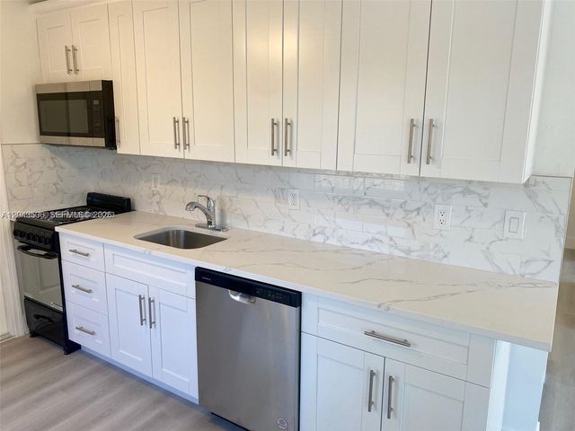 1005 NE 2nd St, Hallandale Beach, FL 33009