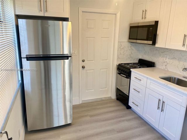 1005 NE 2nd St, Hallandale Beach, FL 33009