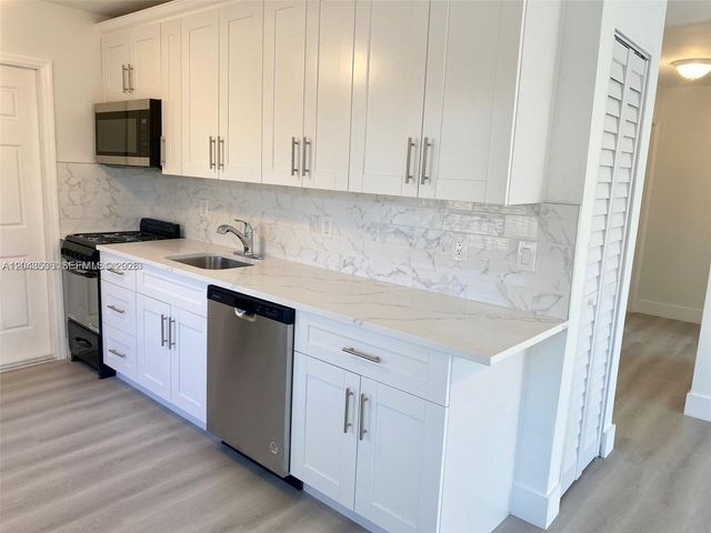 1005 NE 2nd St, Hallandale Beach, FL 33009