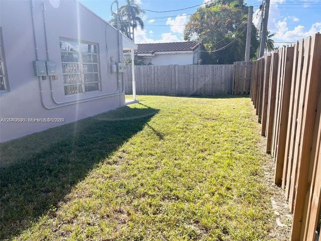 1005 NE 2nd St, Hallandale Beach, FL 33009