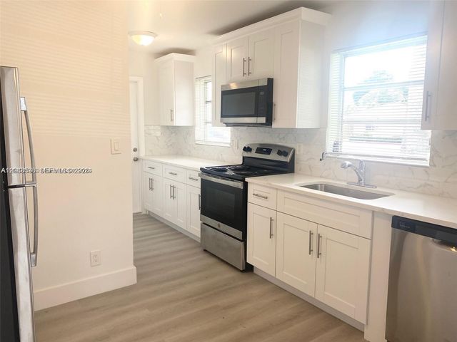 1005 NE 2nd St, Hallandale Beach, FL 33009