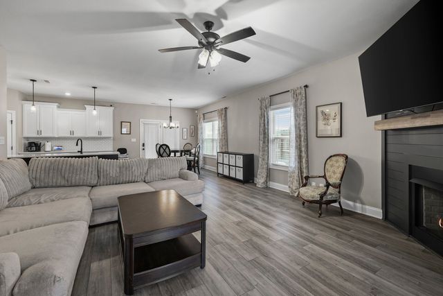 991 Cherry Blossom Ln, Clarksville, TN 37040