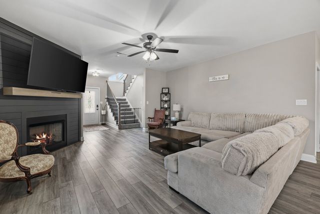 991 Cherry Blossom Ln, Clarksville, TN 37040