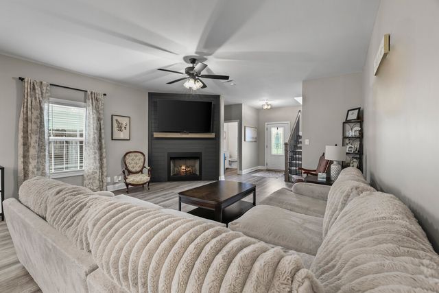991 Cherry Blossom Ln, Clarksville, TN 37040