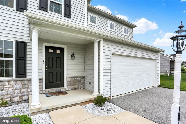 1816 FOUNTAIN ROCK DR, Dover, PA 17315