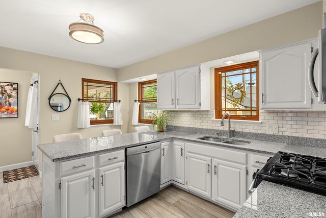 301 W HOLLYRIDGE Circle, Peoria, IL 61614