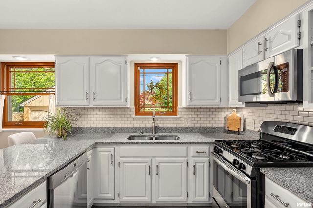 301 W HOLLYRIDGE Circle, Peoria, IL 61614