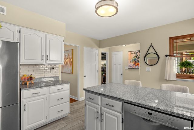 301 W HOLLYRIDGE Circle, Peoria, IL 61614