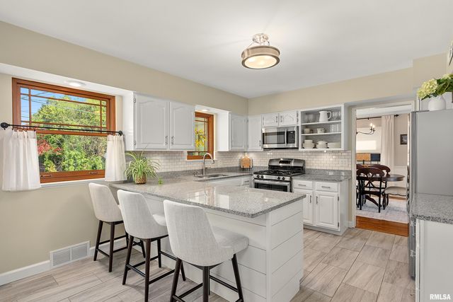 301 W HOLLYRIDGE Circle, Peoria, IL 61614