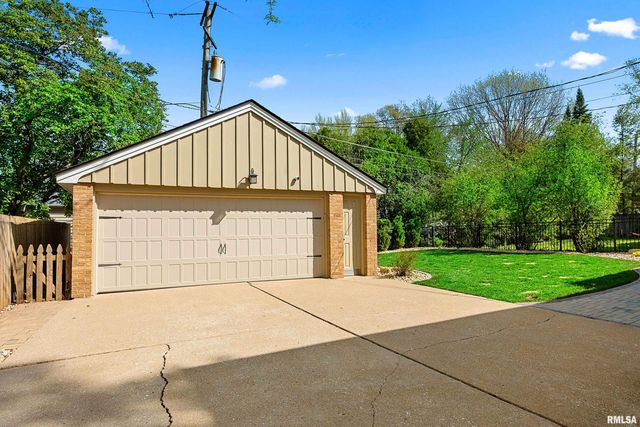 301 W HOLLYRIDGE Circle, Peoria, IL 61614