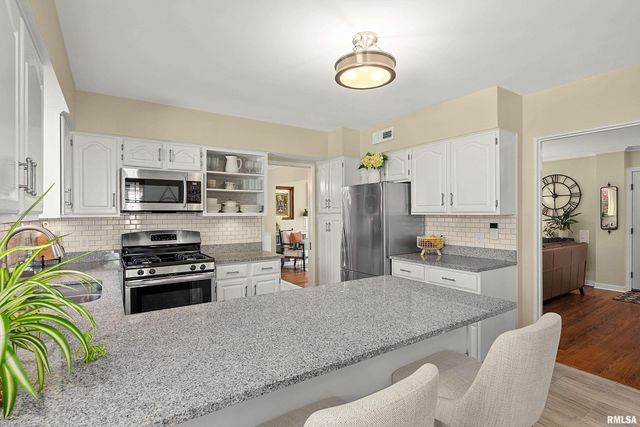 301 W HOLLYRIDGE Circle, Peoria, IL 61614
