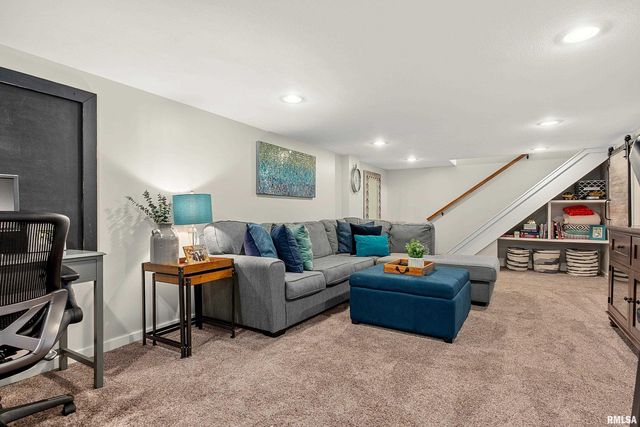 301 W HOLLYRIDGE Circle, Peoria, IL 61614
