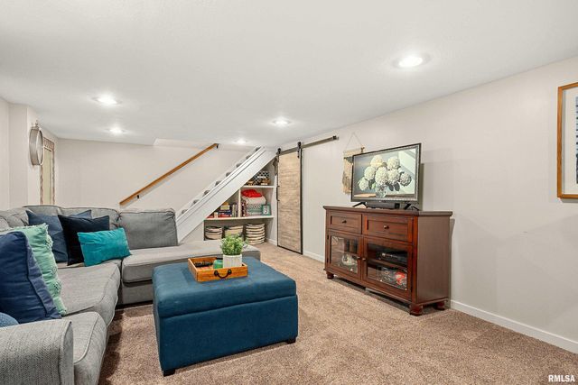 301 W HOLLYRIDGE Circle, Peoria, IL 61614